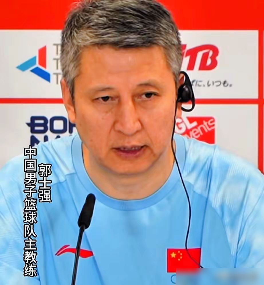 77比97，最多落后35分，被日本二队按在地上打。中国男篮半决赛出局，连亚运决赛的门都摸不着了。
郭士强赛后说，不给自己打分，也不给任何队员打分。整个夏天很努力，很辛苦。可场上那帮人，像没带脑子，篮板不卡位，退防慢半拍，进攻就剩外线瞎扔。名嘴们已经开始撕了，有说换帅的，有说换帅也没用的。
麦穗丰