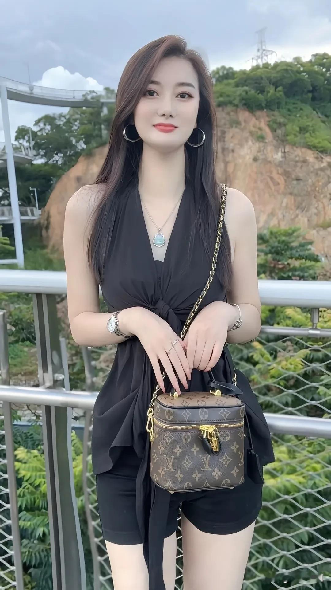 被小姐姐这一身拿捏住了！黑色挂脖上衣+短裤，简约又高级，配上精致的配饰...