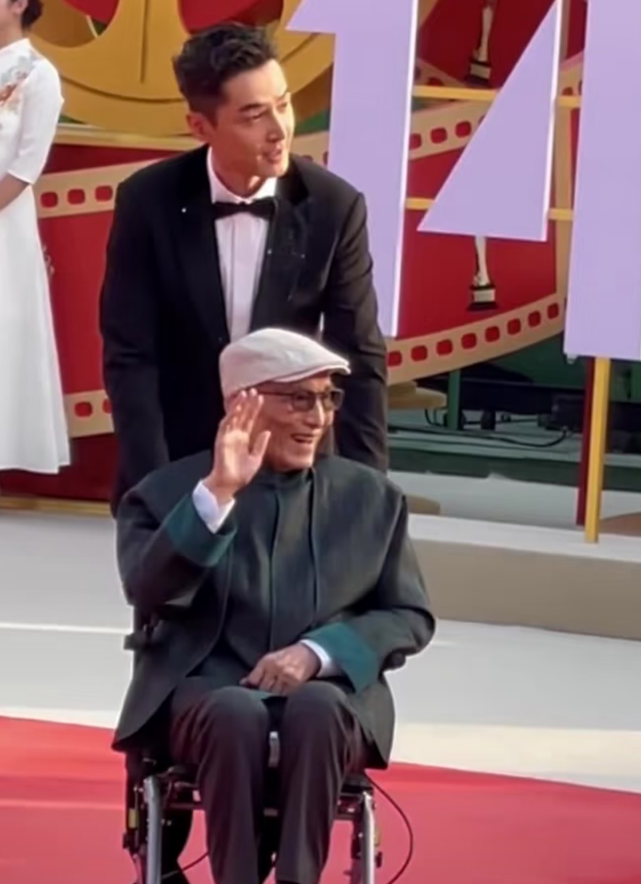 游本昌老爷子去世
最难过的不是女儿，不是观众
而是那个憋着一句有你真好，却再也送不出去的人

这个人就是胡歌。拍《繁花》时，游老师总把肉掰碎了吃，胡歌以为是牙口不好。游老师说，我现在演的是上海的爷叔，不能大块吃肉，不然又变回济公了。

九十多岁的人，每天工作近十小时，晚上没他的镜头，还留下来给胡歌搭