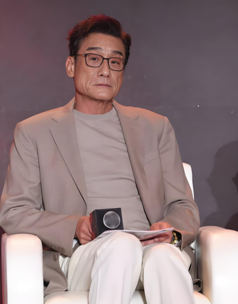 曾有一次，主持人问68岁的梁家辉：“你现在财富自由，为什么还不躺平”？梁家辉摆摆手:“我不能躺平，还得继续努力赚钱”！主持人不解:“你又不缺钱，为什么不能躺平”？

梁家辉后续缓缓道出真谛：“躺平也是需要条件的，也要有能安稳躺下的地方。如果只是一味停下脚步、安于享乐，人生就真的彻底停滞了。”

梁家