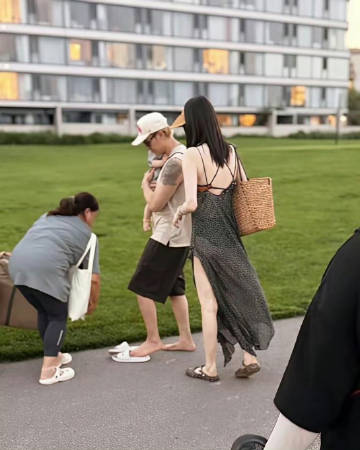 陈伟霆何穗合体带娃 何穗一身露背长裙 尽显年轻貌美 就是裙子也太透了吧...