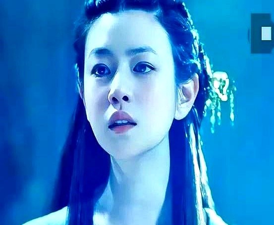 65个当红女演员连试妆都没过，全被制片人请出了门。

陈妍希换上那身白衣走出来那一刻，整个剧组突然安静了。没二话，现场全票通过，小龙女定下了。

就在半个月前，选角卡得死死的。剧组放话不看流量只看脸，连刷65人。眼看要开天窗，陈晓提了陈妍希的名字。

为了塞进那套戏服，她硬生生把体重熬到了91斤。站