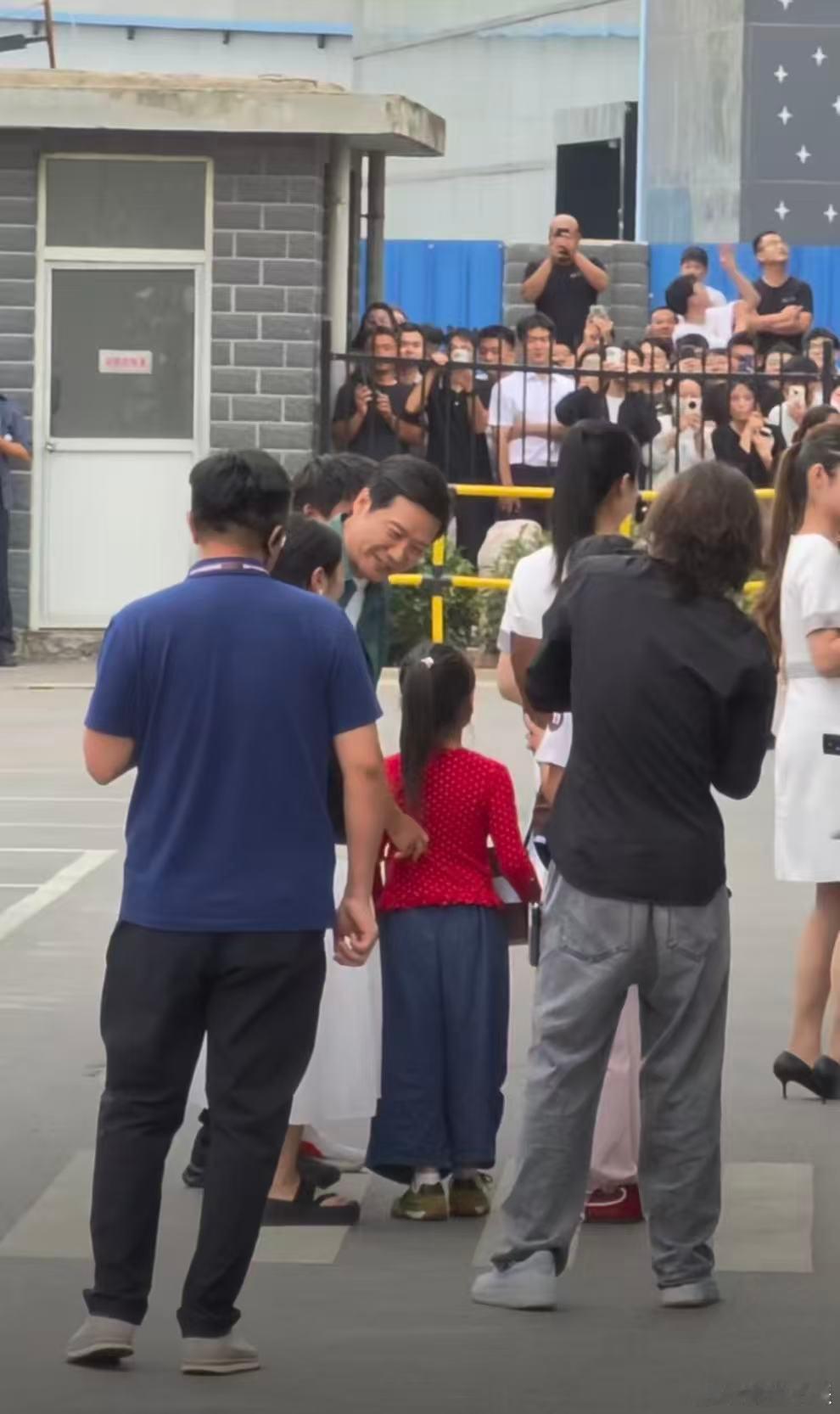 #一把抱住自己的偶像雷军是什么感觉#说实话在雷总身上从来看不到千亿总裁的架子，特别是蹲着和小朋友对话的只看到了雷总整个人的亲和力[喵喵] ​
