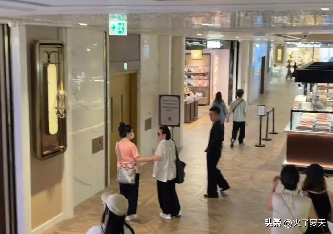 偶遇小S许雅钧带S妈香港逛街！！