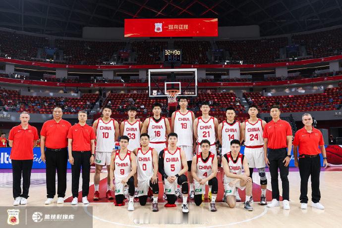 中国男篮公布最新集训调整，偰李永炜、杨曦皓、蒋浩然三名年轻球员结束本...