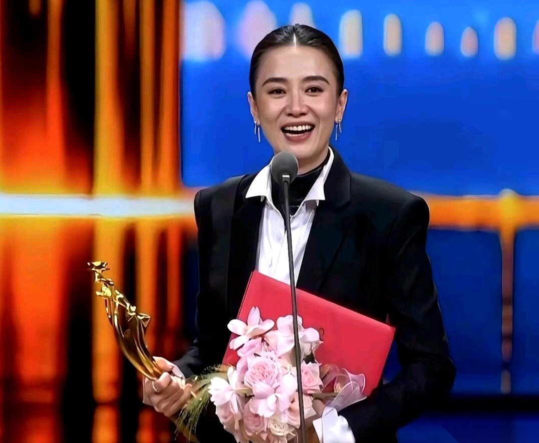 宋佳45岁，戏演得好、圈内口碑稳，平时没绯闻也不炒恋情，可网上竟然有人认真琢磨开：要是有个儿子，绝不能让他娶宋佳这样的女人。
理由听着还挺讲究，不是嫌她年纪或名气，反而是因为她活得太清醒、太自洽，没法让人拿捏。在发帖人眼里，宋佳私下松弛利落，不迎合流量，日子全专注在自己的事业和穿搭上，这种人不需要男