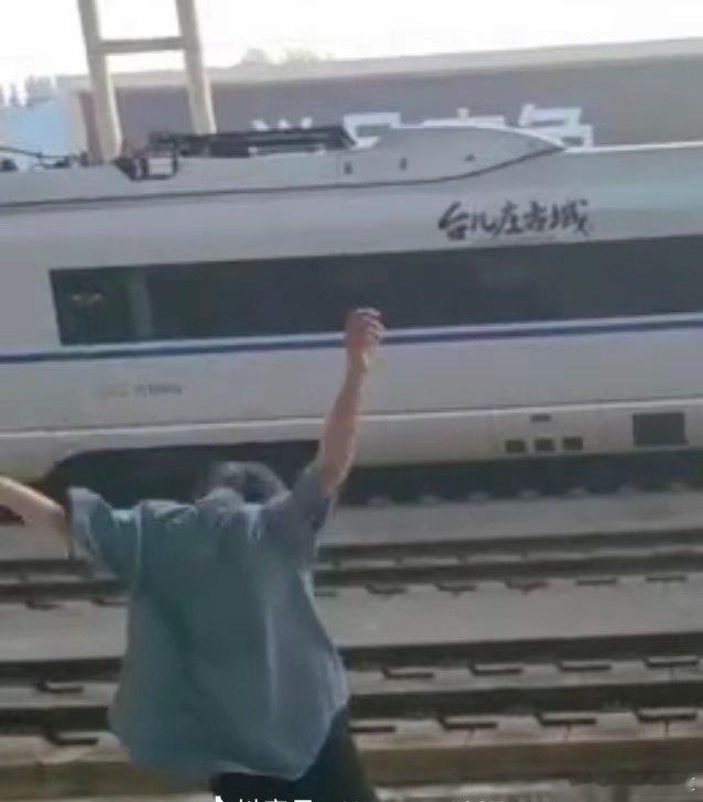 #南宁站跳轨 司机心理阴影# 
生命可贵，愿逝者安息！
太恐怖了，我滴妈呀[泪]
🙈👉🏻
#南宁站# ​