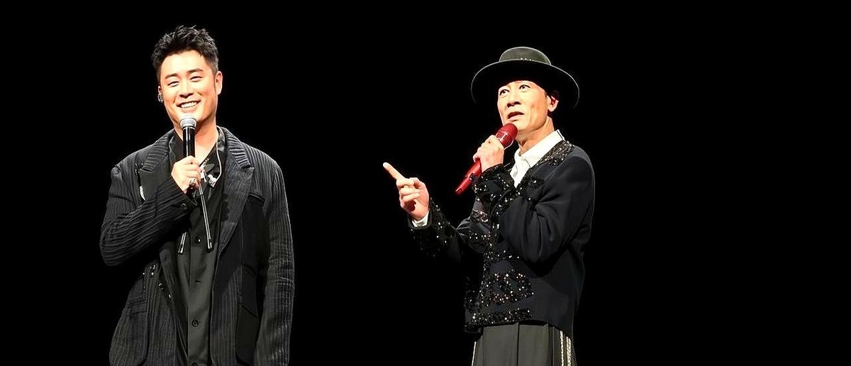 2021年陈小春和应采儿带儿子从香港搬到上海，陈赫不仅帮着看房挑学校找阿姨，还把两家处成了对门。
两人差着整整18岁，刚认识那会儿陈小春在当地两眼一抹黑，连普通话都说不利索。
应采儿在采访里直接挑明了这份交情，后续陈赫每年的生日局，陈小春都得准时到场。
成年人换个陌生城市生活，难处根本不是打包几个箱