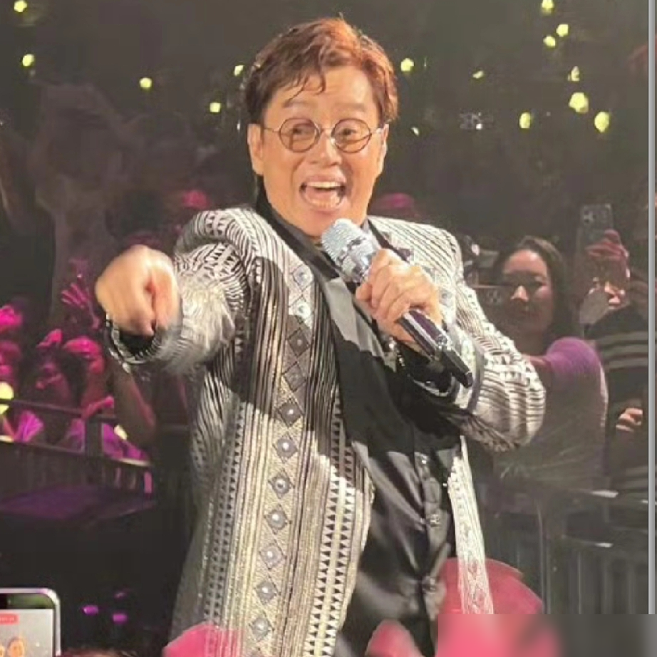 你敢信？94岁老头，红馆连唱45首，5小时不带停。
胡枫这一嗓子，直接把76岁连开十场的谭咏麟，衬成了年轻人。谭咏麟每天慢跑踢球，戒重口控食量，才敢喊唱到80岁。
许冠杰70多了还在跟谭咏麟合体开《Happy Together》，贾思乐不烟不烈酒，靠走路跑步冻龄。
刘德华、张学友、陈奕迅全到现