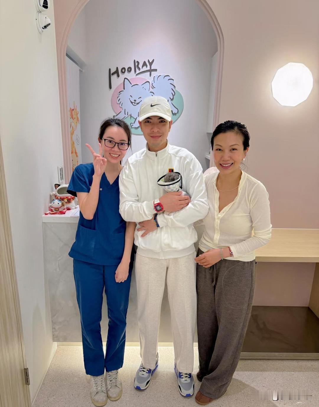 39岁的萧敬腾和妻子林有慧，被偶遇在宠物医院，带着家里的狗狗来拔牙，就是普通夫妻陪宠物看病的日常画面！