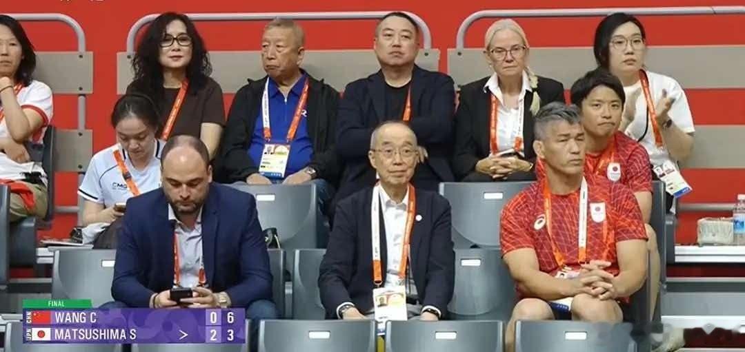 #刘国梁现场观战男团决赛#运会乒乓球男团决赛，中国队vs日本队第一场比赛中，转播镜头给到看台，前乒协主席刘国梁现场观战。 ​​​#国乒男团银牌# ​