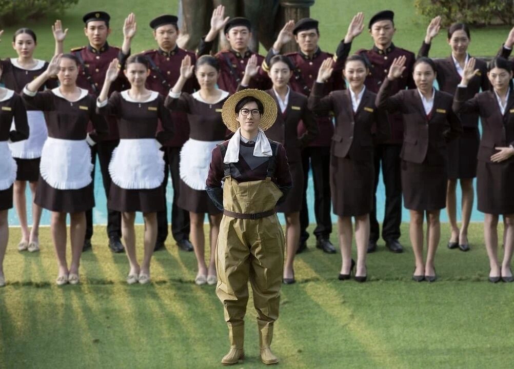 成本超1亿，票房惨淡，上映1天就被判死刑实在没想到宁浩御用编剧孙小杭憋了四年的导演处女作《一路超平安》，首映即惨败出局。

电影砸了1个亿制作，请来了乔杉、常远、吴镇宇、潘斌龙等二十多位观众脸熟的明星出演。

本想趁着中秋国庆前冲一波档期当黑马，结果上映一天就被观众判了死刑。

电影上映首日票房仅1