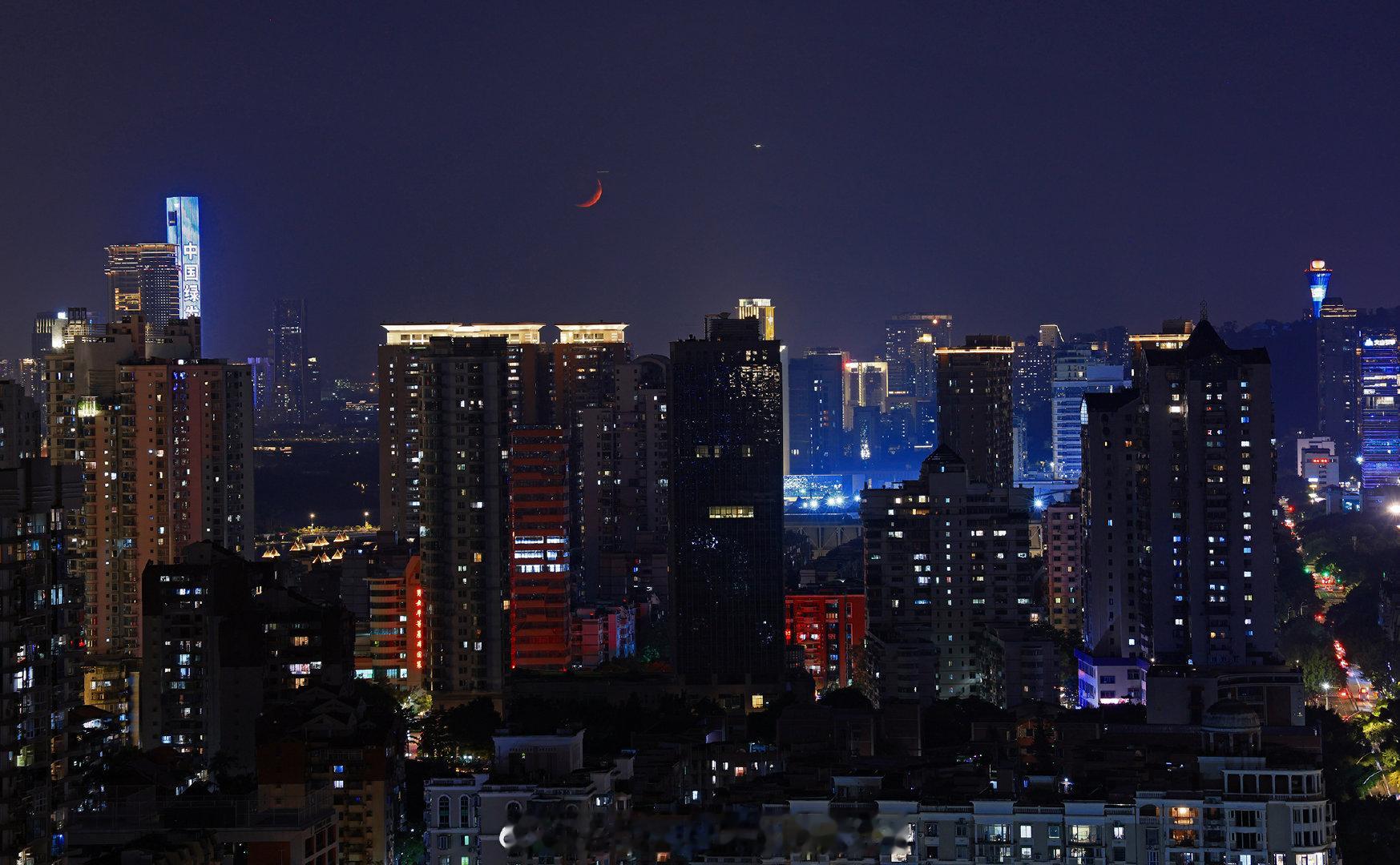 今天是9月15日，农历八月初五。傍晚20时许，一弯红色的蛾眉月缓缓落下。图三是字节跳动厦门总部大楼（厦门向量空间科技有限公司‌，它是字节跳动的关联企业），也是字节跳动厦门总部大楼的建设主体。 ​