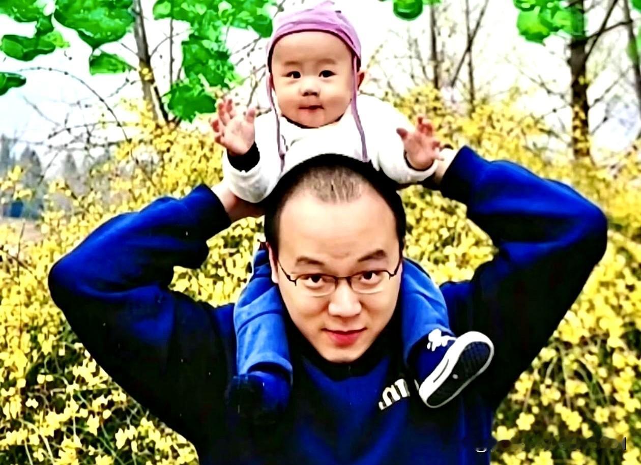 一张田埂上的合照，把窦唯又推回讨论场。
罕见与孩子同框，像是在田间随手一拍。

有人说小女孩像窦靖童，有人认成窦佳源，还有人拿“基因”说事，话锋不善，刺得人发凉。
当他在野地里陪孩子蹲下时，那种松弛，比任何舞台更真。

像不像当然能聊，可别把未成年当审美靶子，把亲情当流量筹码。
反面教材天天有，拿别