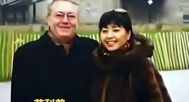 1998年，42岁的殷秀梅在航班上结识法国商人菲利普。
那趟飞机是飞兰州的，她要去黄河边上的音乐会，邻座这位1950年出生的法国男人，巴黎第九大学经济学硕士，当时在北京一家法国公司当总裁，中文已经说得挺溜，更巧的是早就听过她的歌。三个小时航程，从书聊到音乐，下飞机就约了北京再见。菲利普这个人，追求得