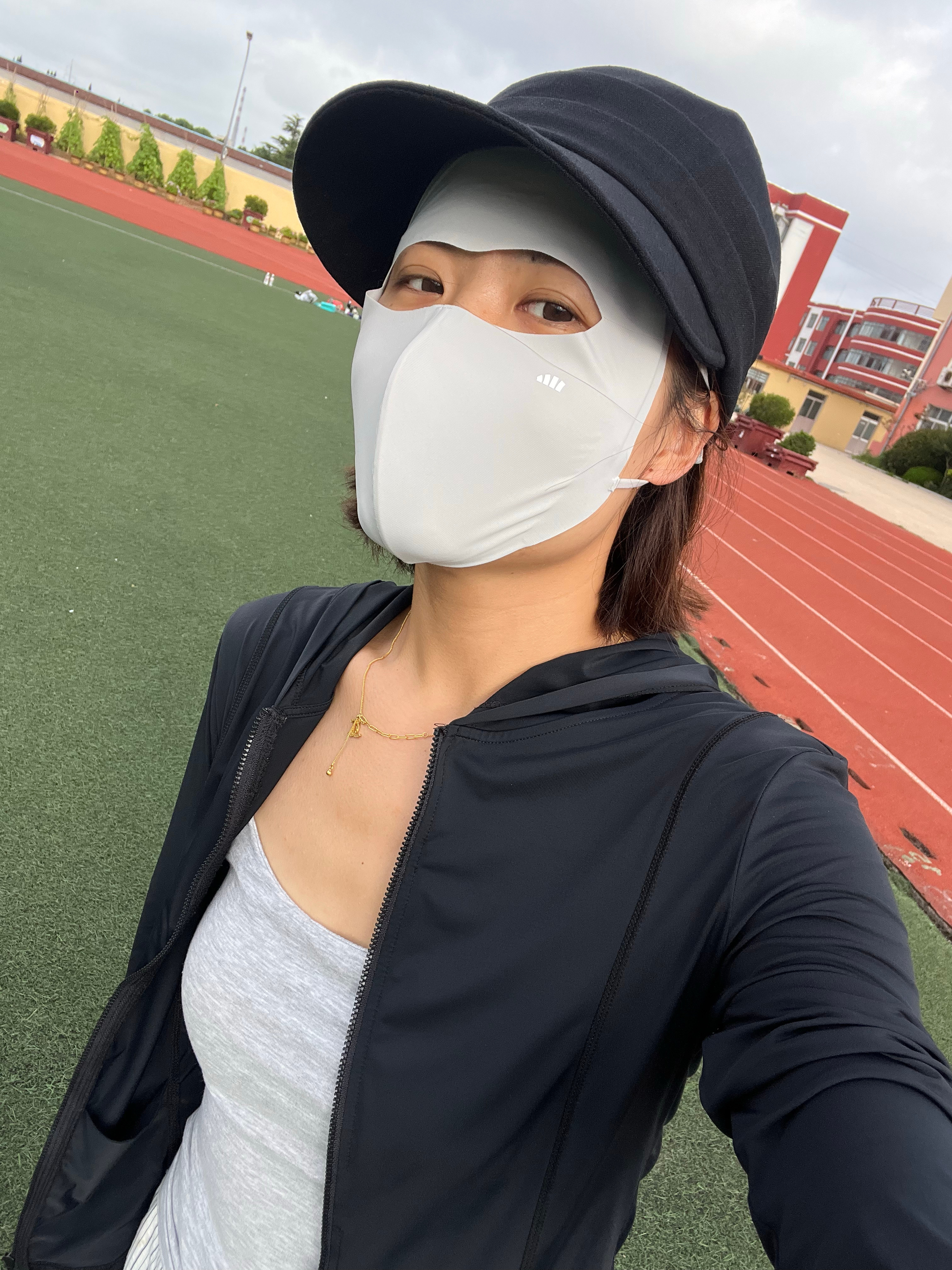 夏天的球场会治改那个不带防晒面罩和穿拖鞋的我！ 向大太阳低头！！ ​​​