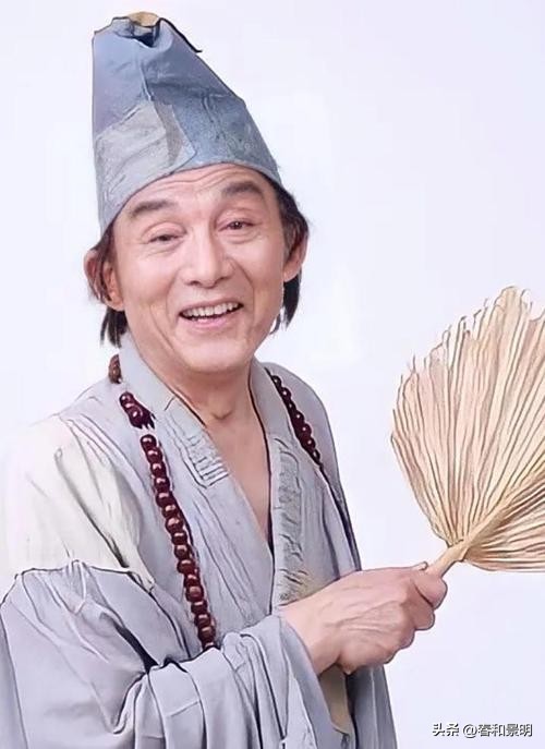 92岁游本昌去世后，他藏了30年的“秘密”终于曝光！看完我沉默了
9月24日，一条消息炸了：游本昌因病离世，享年93岁。

很多人第一反应：假的吧？去年还精神抖擞呢。

那个穿着破袈裟、唱着“鞋儿破帽儿破”的济公，真的走了。

但你知道吗？这位看似清贫的老艺术家，私下里竟然“壕”得让人意外。

一查