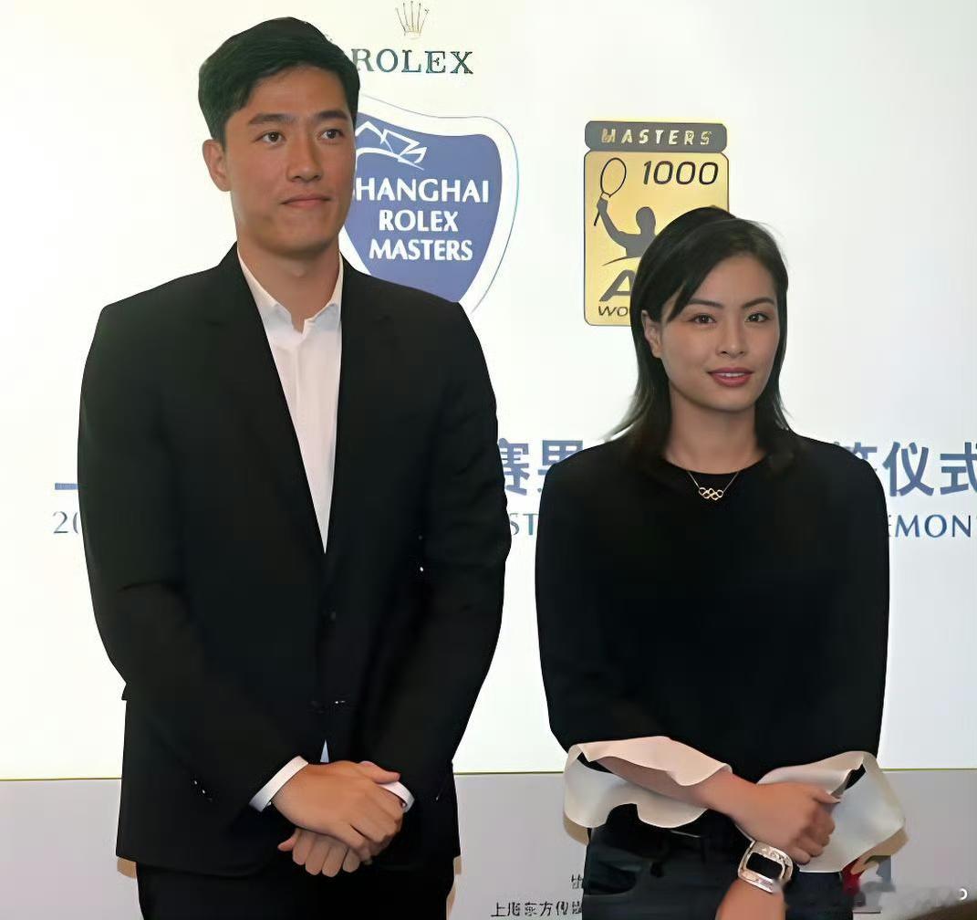 刘翔、吴敏霞这两位奥运冠军退役安置的情况有些类似：他（她）们

刘翔吴敏霞两位上海籍奥运冠军，在退役之后都曾经担任过上海市体育局团委副书记的职务。

而两人之间截然不同的转型路径，是折射出顶尖运动员退役以后选择困境的。

吴敏霞退役后一边挂职，一边创立个人品牌，并且在2024年正式入职上海跳水队当教