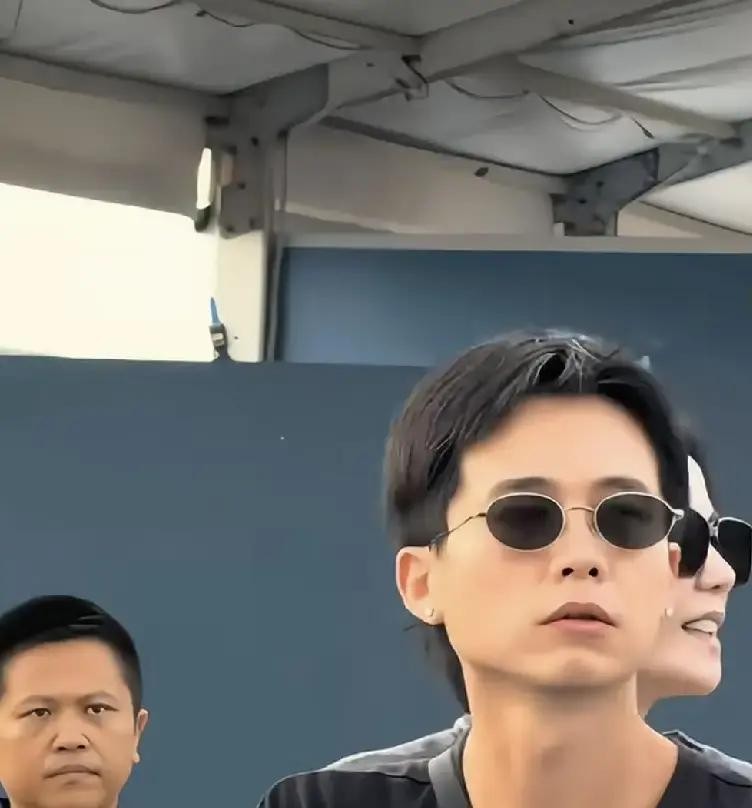 你们发现没有，王菲的这位男闺蜜瑞恩的长相，和窦唯年轻的时候很像。


瑞恩最开始只是王菲的普通粉丝。在一次演唱会上，他拍到王菲一张照片，这照片火了。当时王菲也看到了这张照片。

于是王菲主动联系了瑞恩。两人慢慢熟悉起来，成了很好的朋友。


现在，他们关系非同一般，王菲称他为“男闺蜜”。

最新消息