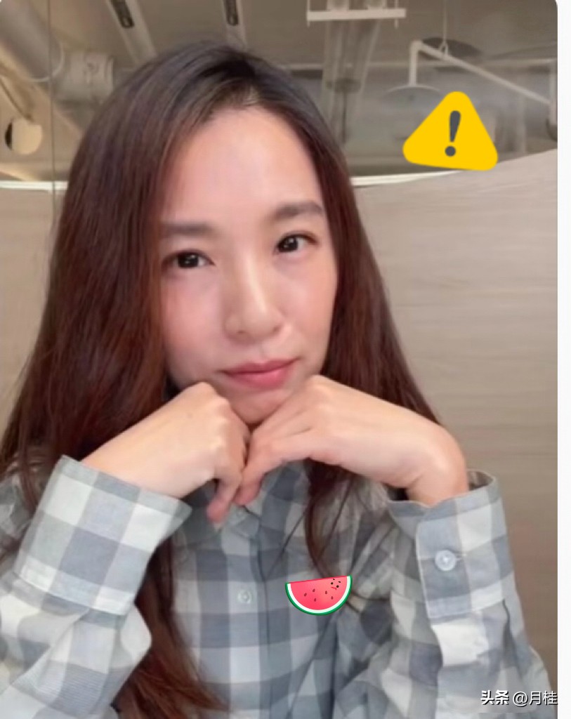 直播间的尺度，现在真是越来越让人摸不透了！

粉丝随口让田馥甄解开衬衫领口，本意不过是觉得扣子系得太紧，想让她放松些。

谁曾想，她当场不仅反问对方把这当成什么地方，还口无遮拦地甩出一句，只要打赏到位甚至能敞开到肚脐。

这话一出，直接把屏幕前的观众雷得外焦里嫩。

明明是自己开的黄腔，事后反倒在直