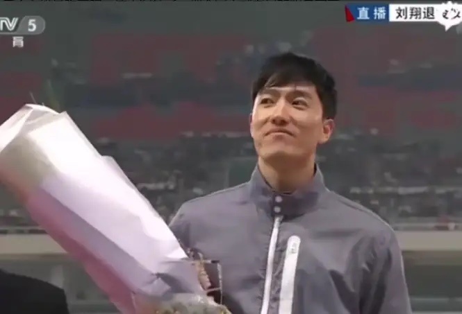 刘翔退役风波再升级了！

现在解决问题的办法就是，刘翔把这11年从上海体育局拿的钱和福利还回去，体育局把这些年从刘翔身上得到的广告分成还给他。

这话听着有点像分家算总账，可放在刘翔这档闹得沸沸扬扬的事上，还真就是最直白也最公平的解法。

退役整整 11 年的刘翔，最近突然被推上了舆论风口， ​