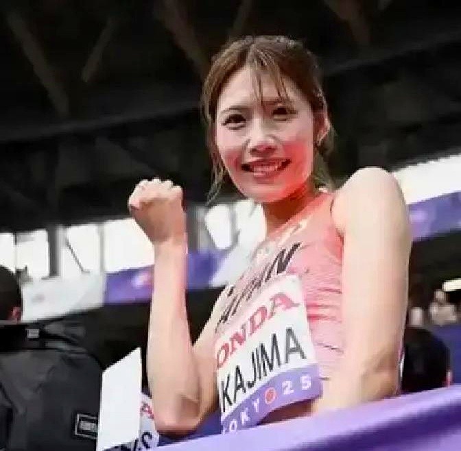 日本老将一周两次飙出12秒60，直接把压力甩到了吴艳妮脸上。

训练馆里，教练把数据重重拍在桌上：“人家过栏重心低3厘米，着地快0.02秒！”录像反复倒放，中岛瞳下栏衔接几乎不减速。吴艳妮和林雨薇死盯着屏幕，谁也没吭声。

亚运会逼近，时间不等人。吴艳妮咬着牙死磕起跑，林雨薇死抠后程节奏。次日天刚泛