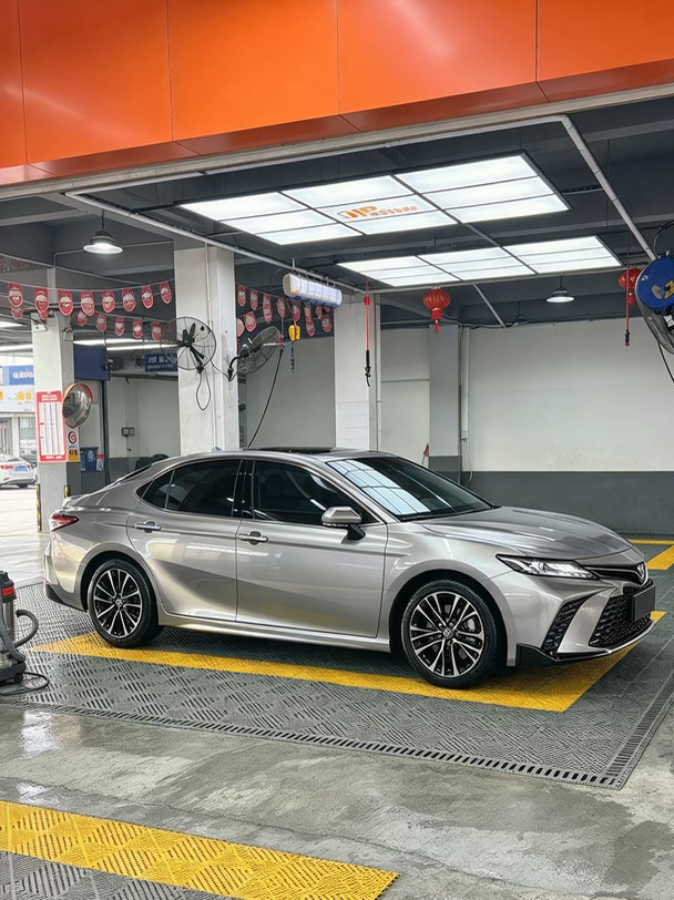 越看越喜欢的银色凯美瑞
