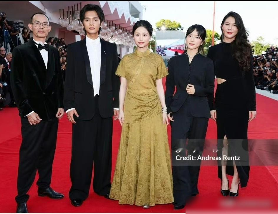 那个曾说自己丑、死活不肯进娱乐圈的素人女孩，在威尼斯电影节上，成了最高调的存在。
主创团队五个人，四个一身黑正装。唯独王晓慧，穿了一袭极为扎眼的黄色新中式长裙。不仅衣服惹眼，连站位都被剧组众星捧月般护着。
要知道，《给阿嬷的情书》大爆时，她全国路演基本缺席。当时给出的理由很倔强：有容貌焦虑，受不