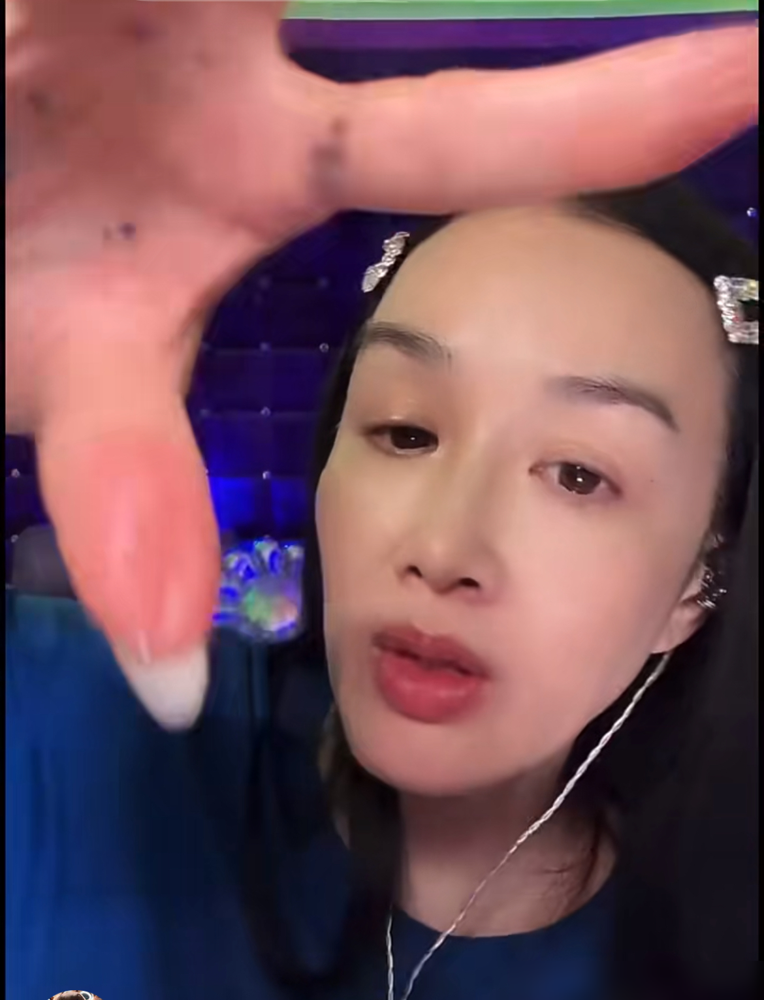 56岁钟丽缇连轴转直播，全互联网都猜她缺钱！
白天做40分钟高强度健身直播，高抬腿、深蹲跳一个不落。她自己坦言，膝盖有积液，长了白发，七八天就得染一次。
晚上开ASMR助眠直播，高峰在线好几万人。前阵子张伦硕出声打断直播，她当场表示不满，直接下播。
这年头，凭本事赚辛苦钱不丢人，愿意拼的人永远