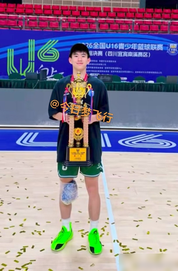 两个国青主力缺阵，广东宏远U16愣是96比92把海亮中学摁在地上拿了全国总冠军。
主角叫胡峻玮，9月29日刚好16岁生日。全场22分4板7助4断，攻防一把抓。
半决赛他更狠，24分5助4板2断，带队大胜广州龙狮。决赛队友黄俊烨爆砍30分9板拿下MVP，唐浩乔、廉子乐全在两位数。
最扎心的是，内
