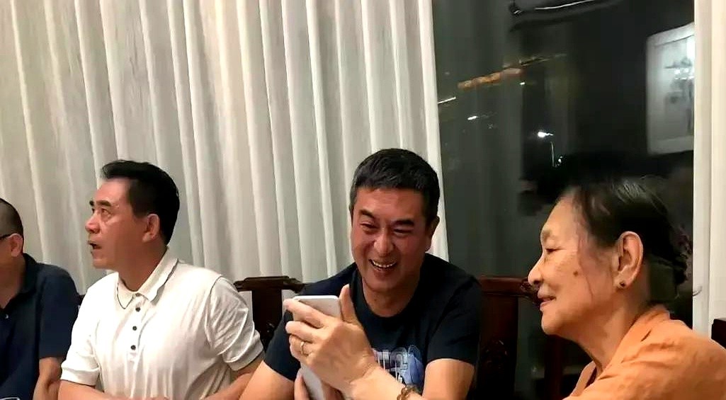 张嘉益和陈宝国聚餐，最扎眼的居然是桌上一包烟。

网传两百块一包，恰好是普通人跑一整天的工钱。有人借此狂吹老演员有底气，简直跑偏。

张嘉益弓着背是因为强直性脊柱炎，陈宝国坐得端端正正，他们的底气来自《大宅门》和白嘉轩这些硬角色，根本不需要用烟来撑场面。

大家感慨两句更不是发酸。隔着屏幕，有人看的