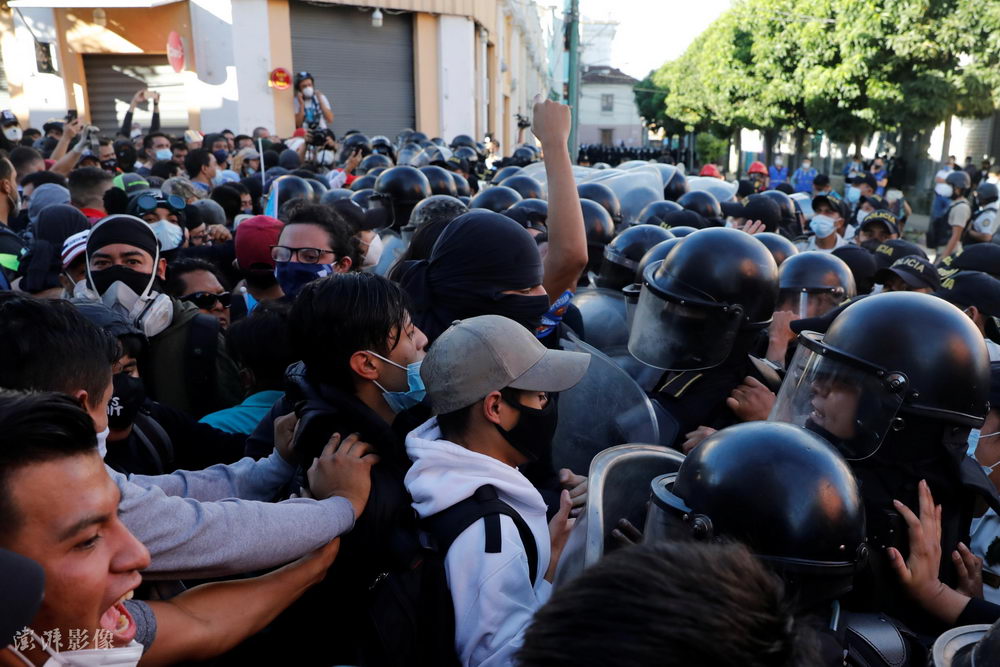 危地馬拉民眾示威 與警方發生沖突-圖7