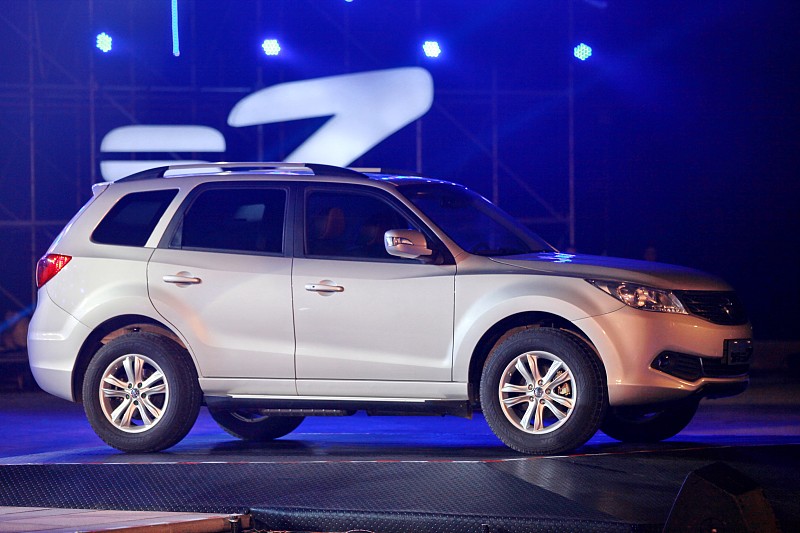 10万级华为乾崑大六座SUV 10万级能拿下带华为乾崑智驾的大六座SUV，放到以前想都不敢想。
星海V6 SE版权益价9.99万起，2900mm轴距配2+2+2纯正六座布局，满员6人还能塞下全家行李。华为乾崑ADS 5.0 SE直接把同价位还在基础L2晃悠的竞品卷懵了，25个传感器覆盖城区LCC、高