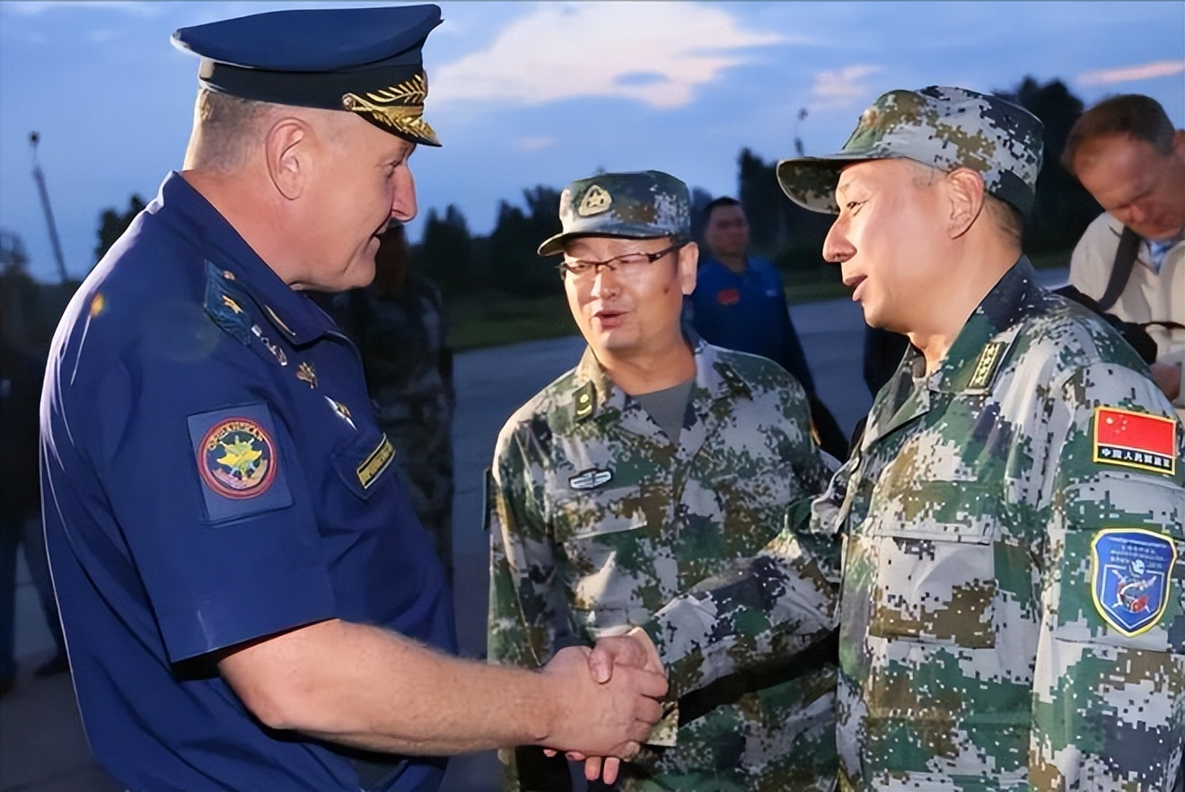 俄乌战火未停，中国军队却赴俄参加演习，表面是扫雷，背后释放什么信号？
俄乌冲突仍在持续之际，中国军队出现在俄罗斯，引发外界关注。
不过，这一次并不是参加作战行动，而是参与一场人道主义领域的多国联合演习。
9月7日至12日，中国人民解放军陆军派出力量赴俄罗斯，参加东盟防长扩大会人道主义扫雷专家组实兵演