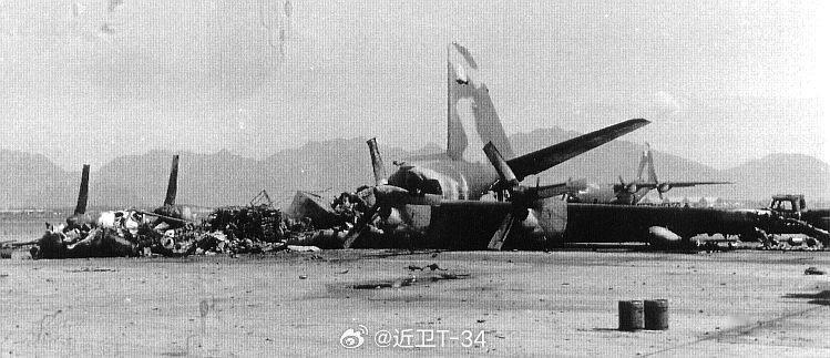 1967年2月27日，岘港。一枚140毫米火箭弹直接击中了一架C-130A运输机，该运输机当时用作空中救援指挥所。这只是越共袭击该基地期间多次直接命中目标中的一次。在这一轮袭击中，越南游击队一分钟内发射了50枚火箭弹。#烽火问鼎计划# ​​​​