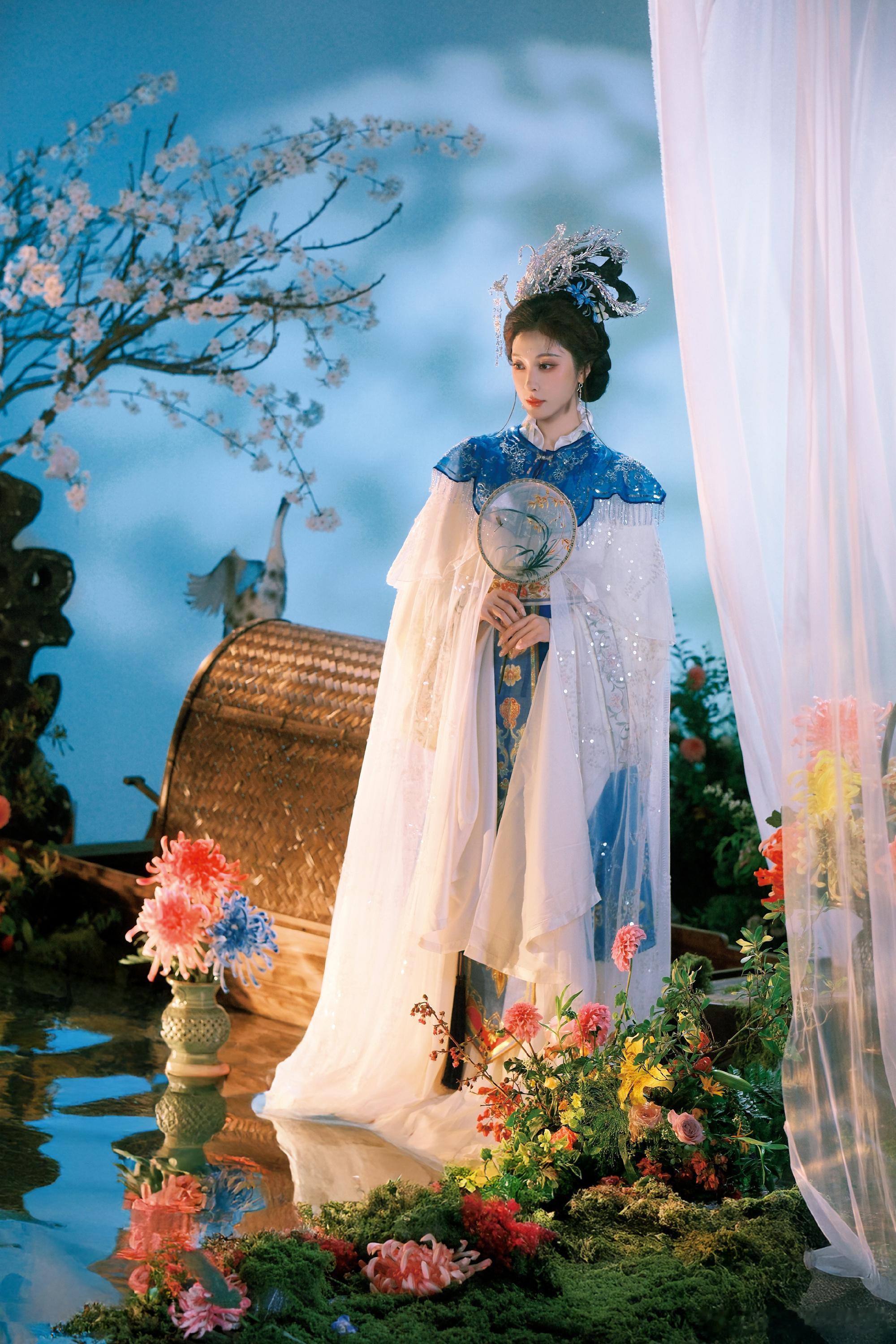 古风圈这下迎来颜值黑马！张小婉这身古风造型直接美出圈，凤冠精致华贵，蓝...