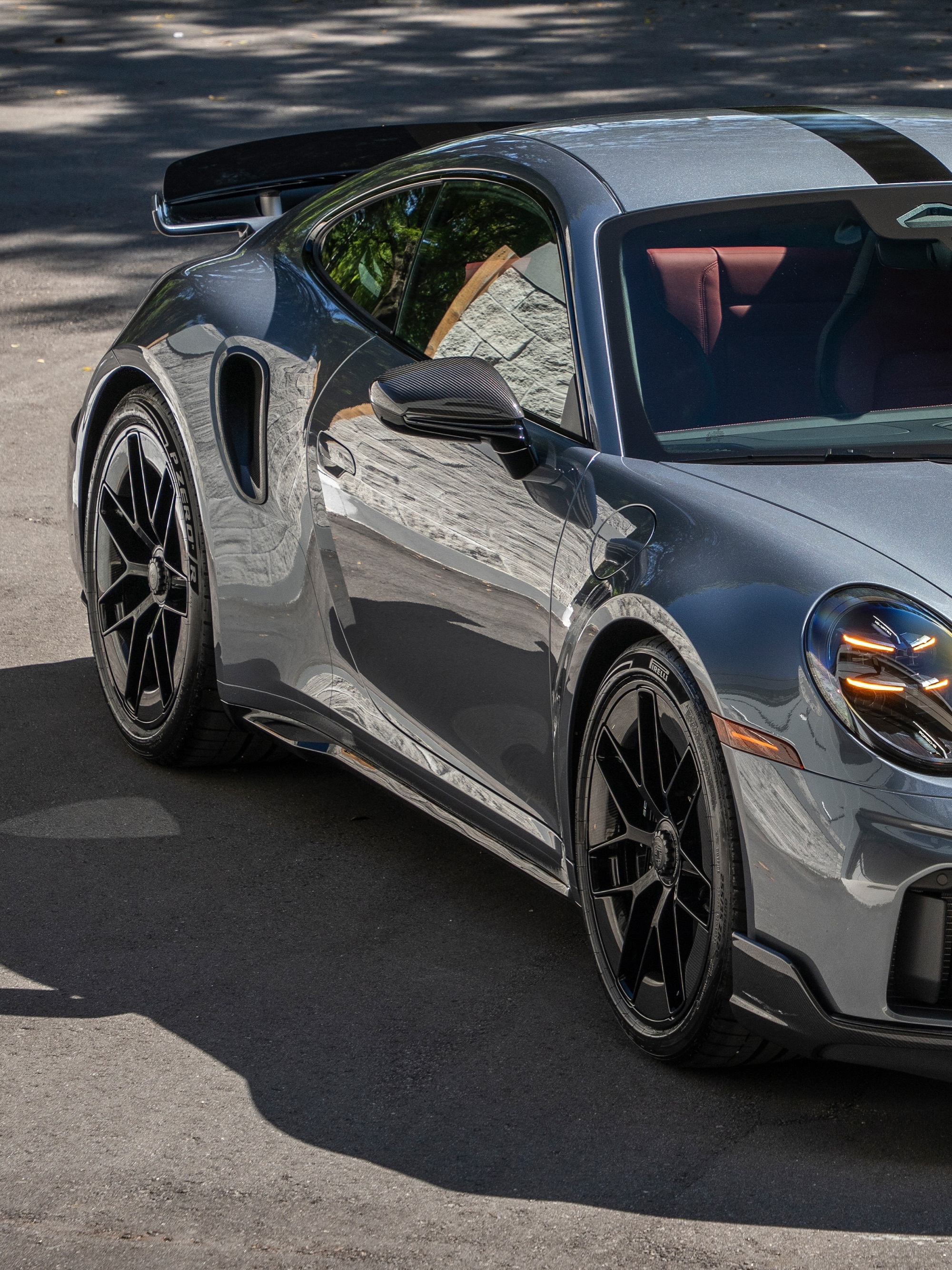 低调的配色，硬核的配置✨

这台全新2026款保时捷911 Turbo S，选用钒金属灰车漆，搭配碳纤维轮毂，以及黑+波尔多红双拼内饰

#保时捷[超话]##汽车视觉##大v聊车##cc# ​