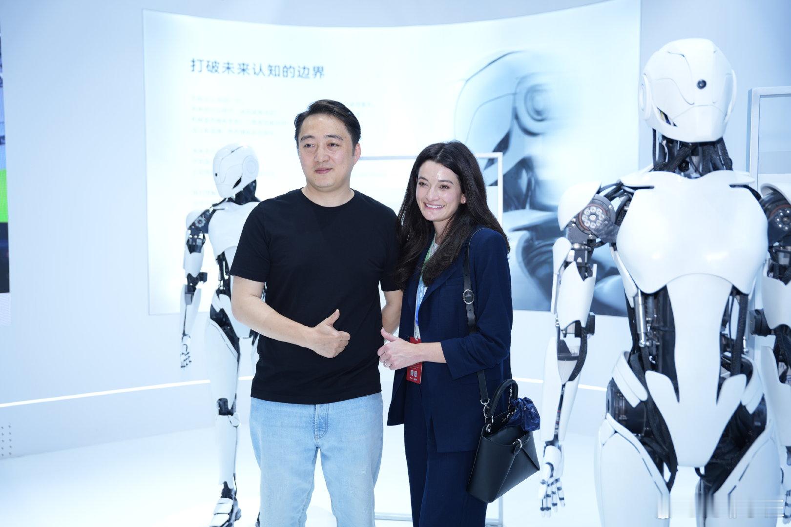 #黄仁勋女儿现身北京WRC现场# 路人捕捉到线下同框瞬间，黄仁勋女儿来华参会，和桦之坚鲍总互相沟通，分享机器人行业一线见闻。 ​