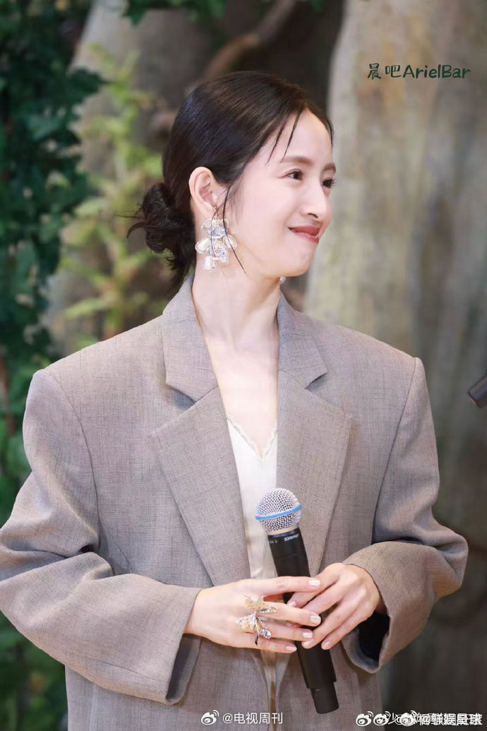 #林依晨参加花少8只带一丢丢化妆品##花儿与少年# 太接地气了！林依晨录花少8化妆包极简到离谱，没有粉底蜜粉这类底妆，只带少量彩妆，直言本身懒得化妆，认为化妆品太多反而会伤害皮肤，旅行化妆主打一个简单够用。 ​