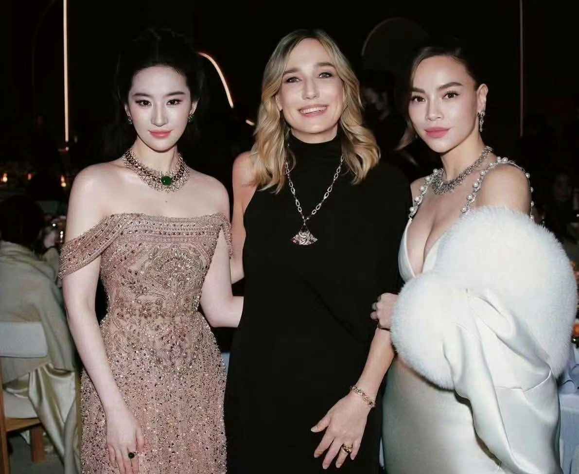 刘亦菲裁掉越南女明星，其实没什么问题
不是女明星不够出名。
而是刘亦菲的敏感度很高，参加活动和不熟悉的艺人合影，翻车的其实不少。
根本不知道对方是什么背景，那天暴雷，又莫名其妙成为朋友了，被骂。
她不熟悉的明星很少出现在她的合影里，删除照片，也只是想消除影响。