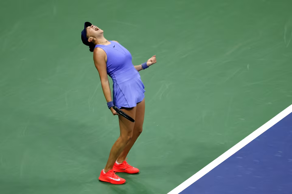 2025年美国网球公开赛女单半决赛中，24岁的美国网球选手阿曼达·阿尼...