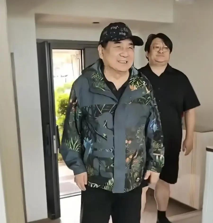 王晶拍商业片多年，卖座片不少，圈里圈外见过的老板数不过来。可坐在李晓华旁边，碰杯时杯沿低下去，这个动作桌上人都看得见。一个拍电影的，一个1992年就掏出13.888万美元买下中国内地第一台法拉利348的，谁该把杯子放低，身体比嘴诚实。
杯沿低半截，低的是什么
从饭局细节看，王晶这个动作不是客套。他杯