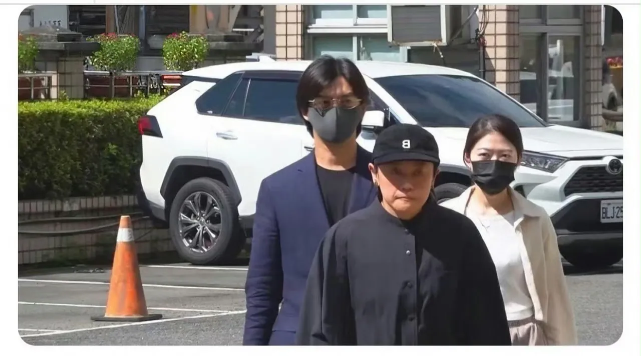 陈柏霖当庭认罪，检方求刑2年8个月
花10万伪造病历逃避兵役，还请求缓刑，这已经不是个例。
这起“闪兵案”牵扯出一大波艺人，最早从王大陆被查开始，顺着线索揪出了陈柏霖、坤达、修杰楷、张书伟、廖允杰等多位公众人物，不少人都是花钱伪造病历，想方设法躲开兵役义务 。
手握资源和名气，却钻规则空子逃避责任，