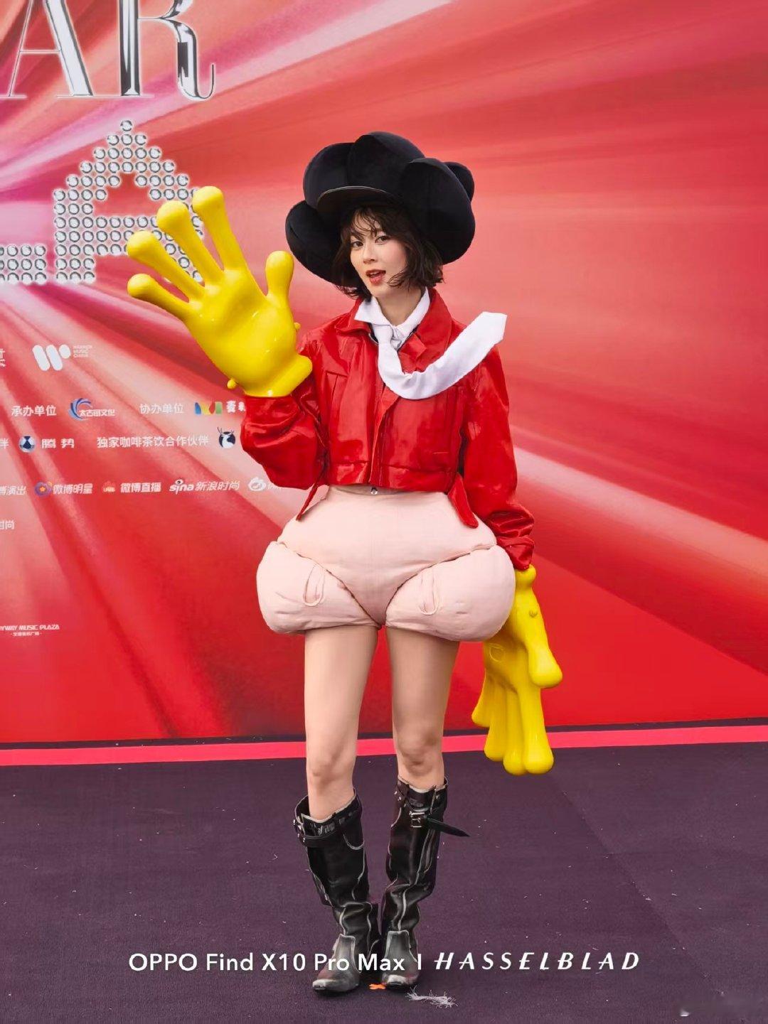 OPPO Find X10系列原相机生图，保留自然肤质与礼服细节，质感拉满，不用修图就很好看，真的贼美，喜欢#时尚芭莎红毯# ​