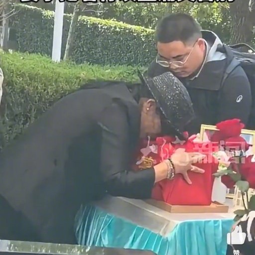 #李昌钰骨灰一半葬扬州一半留美国#
李昌钰博士的追思暨安葬仪式于10月23日在扬州墓园举行，其骨灰按生前安排一分为二、分葬中美两国，一半由夫人蒋霞萍携回扬州安葬，另一半则留在美国交由子女与前妻合葬。 
比李昌钰年轻18岁的蒋霞萍扶灵痛哭，做最后的告别，并承诺“你等我18年，以后我们合葬，会永 ​