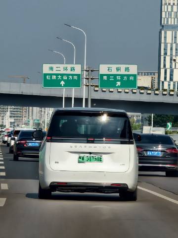 前面看见一辆车感觉很帅，坐副驾的闺蜜说：“这不是理想吗？”。。。。我说...