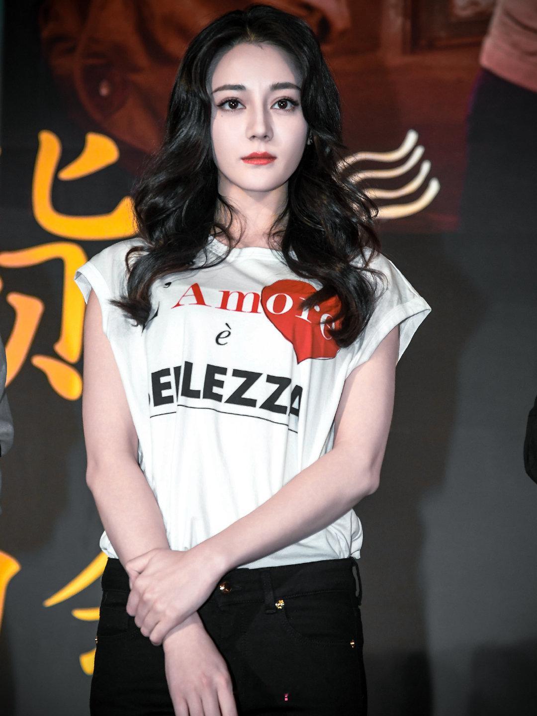 #迪丽热巴[超话]#  
20171225 解忧杂货店路演

#迪丽热巴顶美没有尴尬期#
#迪丽热巴见面会门票第三次机会#
#迪丽热巴香辣狂欢#
#微博派对合伙人# ​