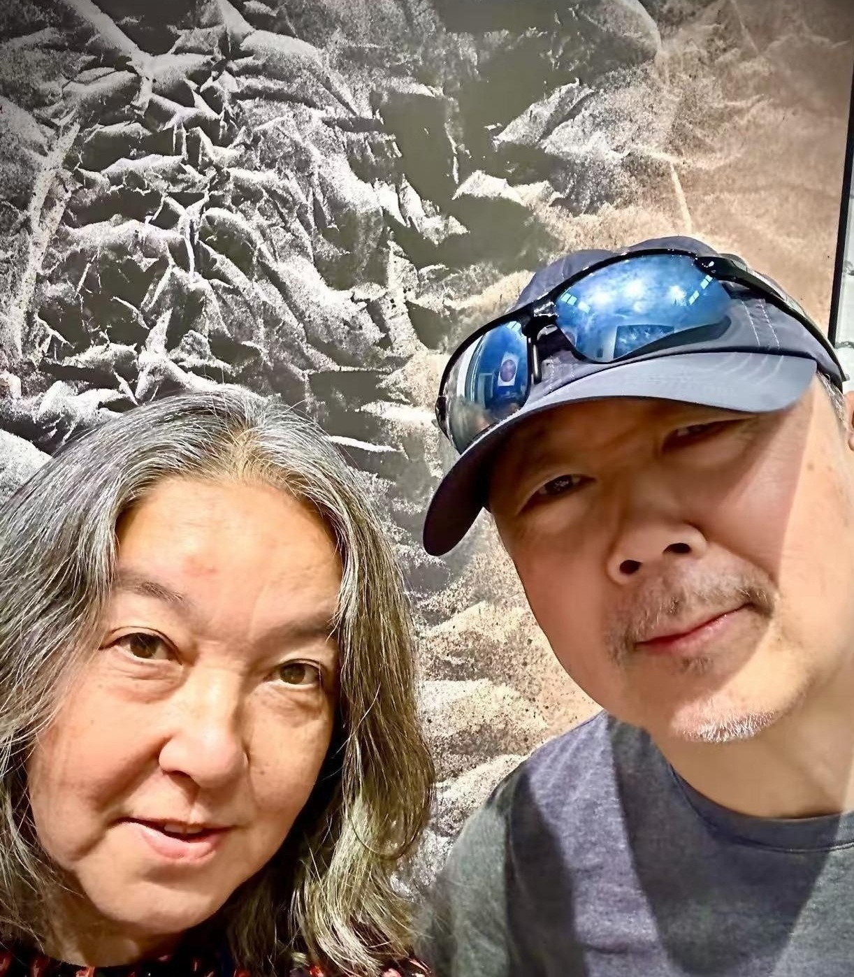 崔健和宋小虹一起看画展，这画面比摇滚现场还安静，也还耐看。

最近两人低调同框，照片里没炒作，没热搜感，就是站在白墙前看画，顺手来张自拍。宋小虹一头灰白长发，气质很松，不端着，像把岁月都画进了自己的状态里。她本来就是搞绘画的艺术家，审美在线，看展时那种专注，真不是摆拍能装出来的。

很多人爱把旧情拆