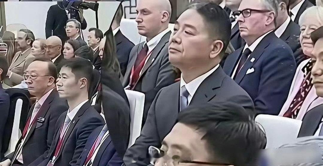 刘强东是真牛，出国开会，旁边雷军都得带着翻译耳机，他压根不用带，自己就能听懂 ​