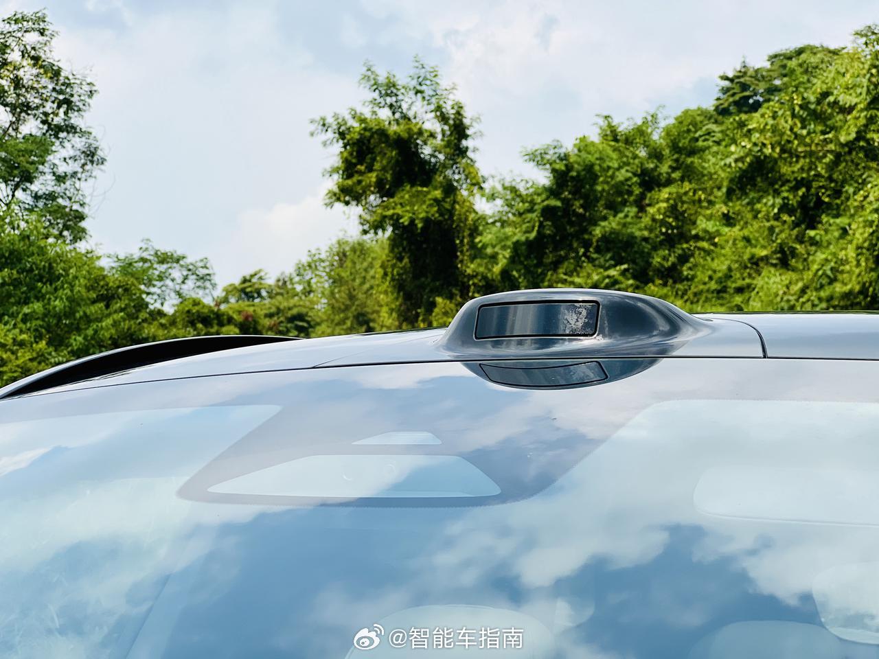 全方面测完长安启源Q06，真心觉得这台车的实力被不少人低估了。
2940mm的轴距，空间够全家日常造；256线激光雷达加全套端到端智驾，配置给得很足。双电机后驱版本零百4.9秒，全铝双叉臂加五连杆底盘，操控也在线，家用舒适和驾驶乐趣两头都没落下。如果15万左右能拿下，放在现在的家用SUV市场里，性价 ​